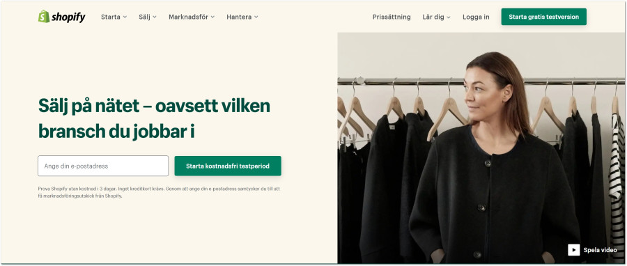 Skärmdump av Shopifys landningssida med text och en kvinna framför klädhängare