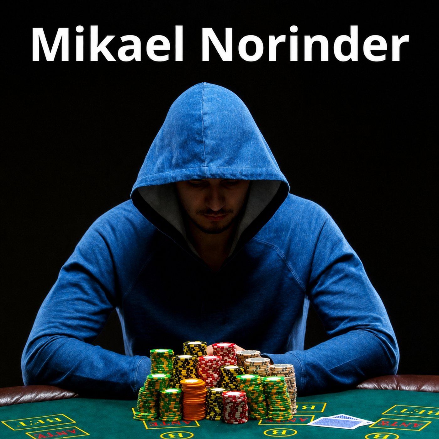 Pokerspelare i blå huvtröja med stora travar av marker framför sig